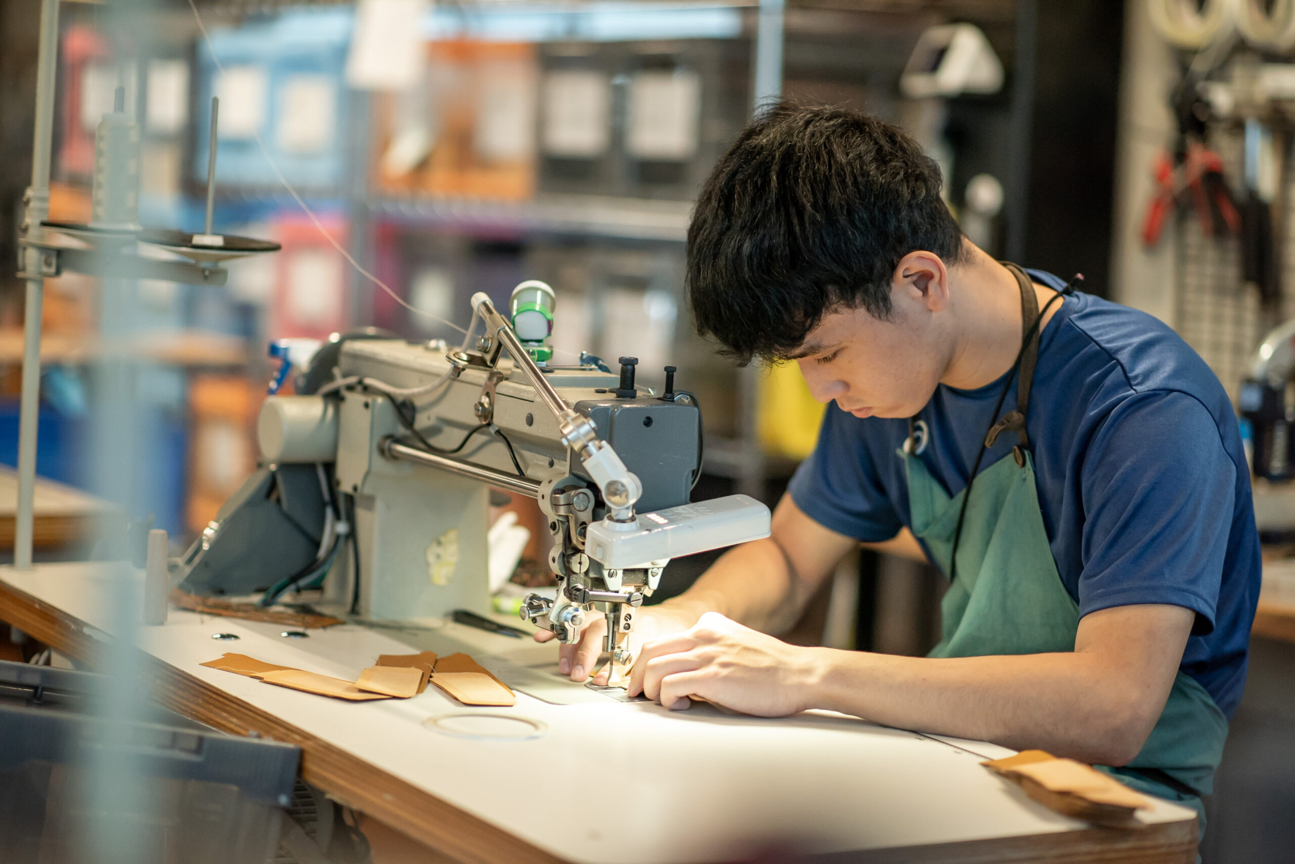 革製品の製造風景